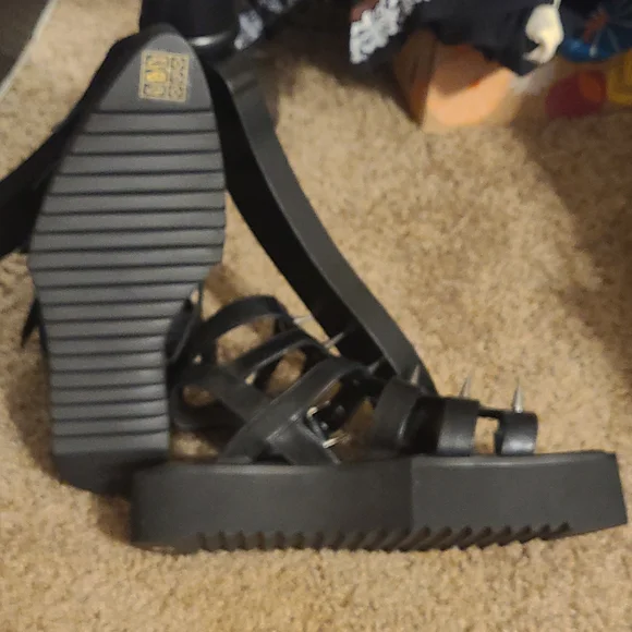 Shoes - Picture 5 of 7